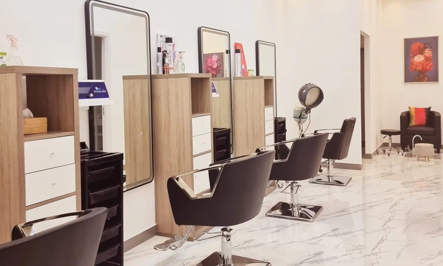 Image 3: Waxing or Threading Experience at Ombre Salon - Arjan (Barsha South)