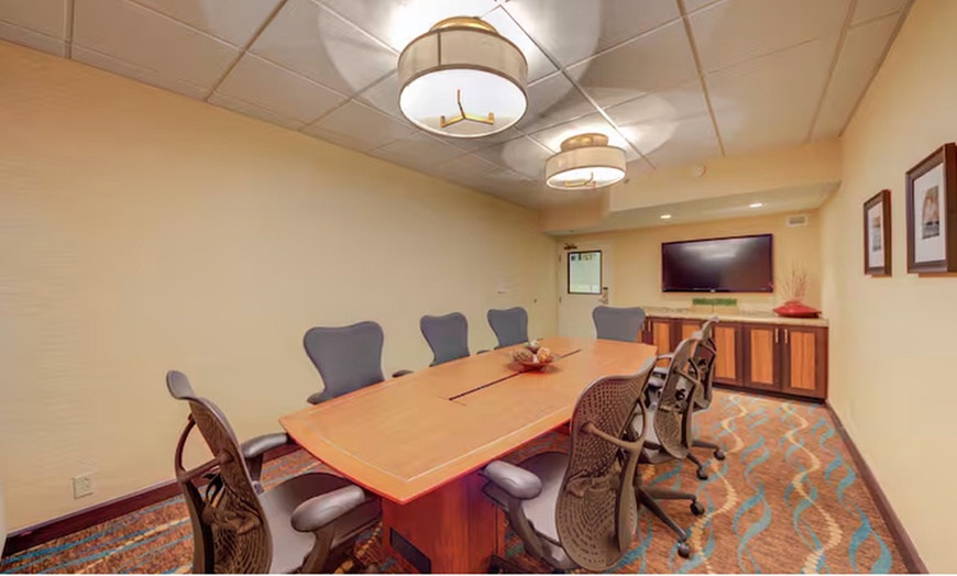 Image 10: Close to Shopping, Dining, & St. Charles Attractions