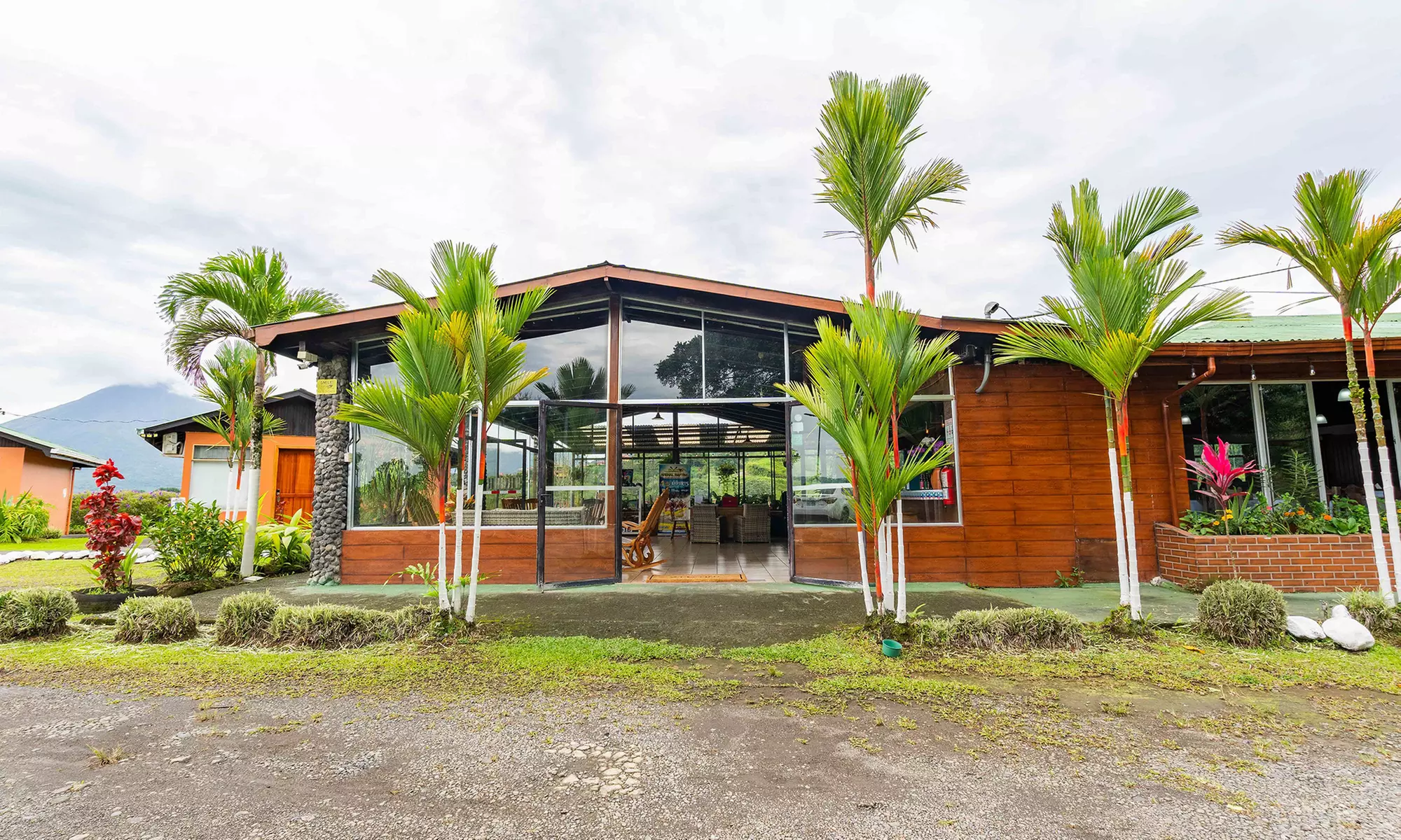 ✈ 4-Night Costa Rica Getaway: Chateau Arenal w/ Air & Hotels