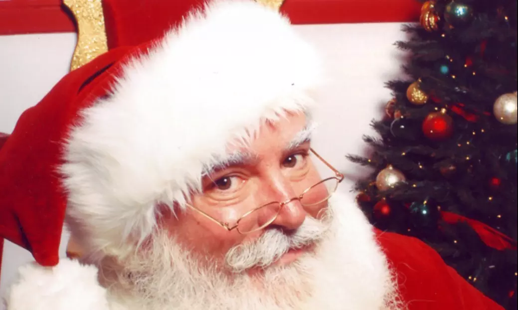 Capture Holiday Magic: Unforgettable Family Photos with Santa & Hot Chocolate