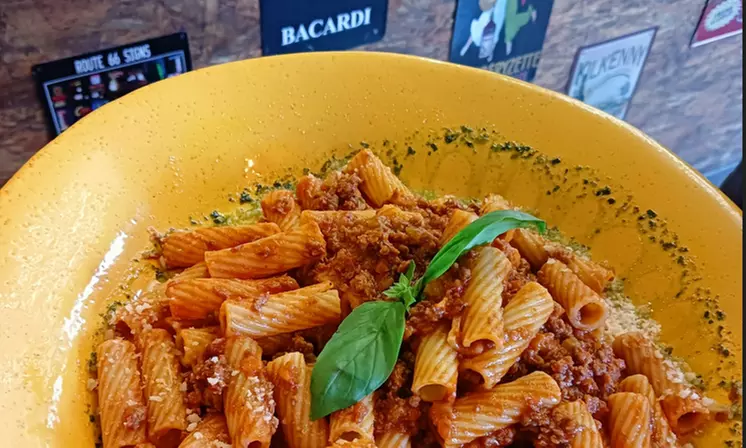 Menú con degustación de entrantes, principal, bebida y postre