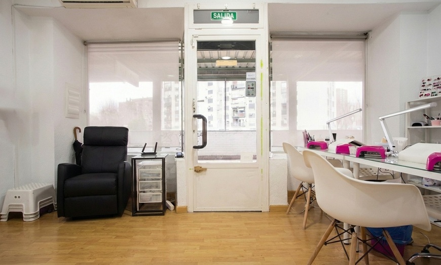 Image 3: Manicura a elegir o pedicura con esmaltado semipermanente para 1