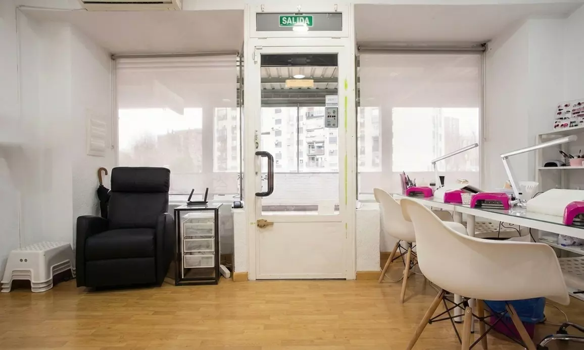 Manicura a elegir o pedicura con esmaltado semipermanente para 1