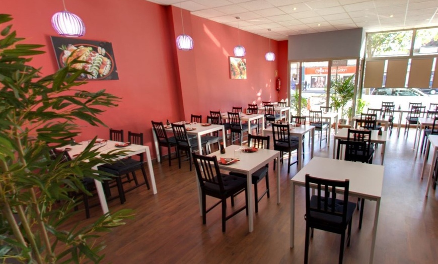 Image 6: Menú de sushi para llevar con bebida para 2 o 4 personas 