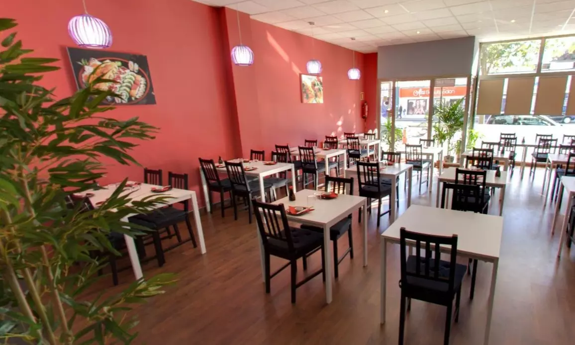 Menú de sushi para llevar clásico o prémium con bebida para 2 o 4 personas, con hasta un 54% de descuento - Second Medium