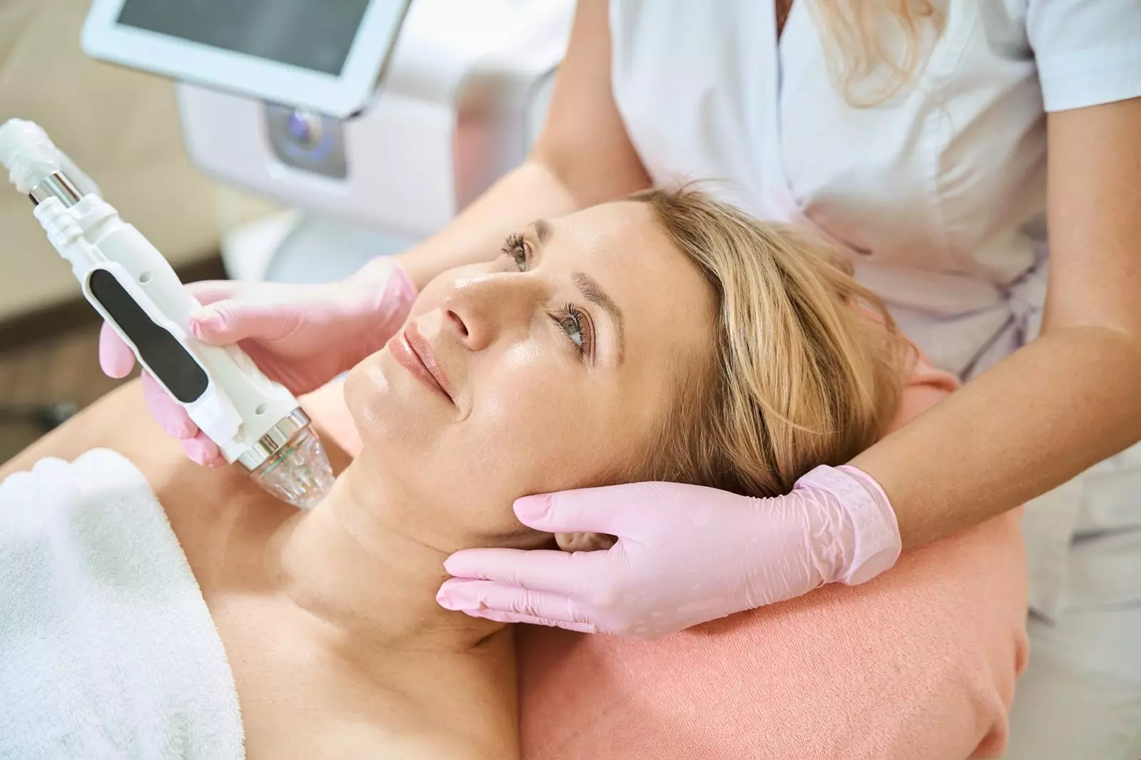 Gesichtsbehandlung mit Radiofrequenz-Needling & optionaler Hautanalyse