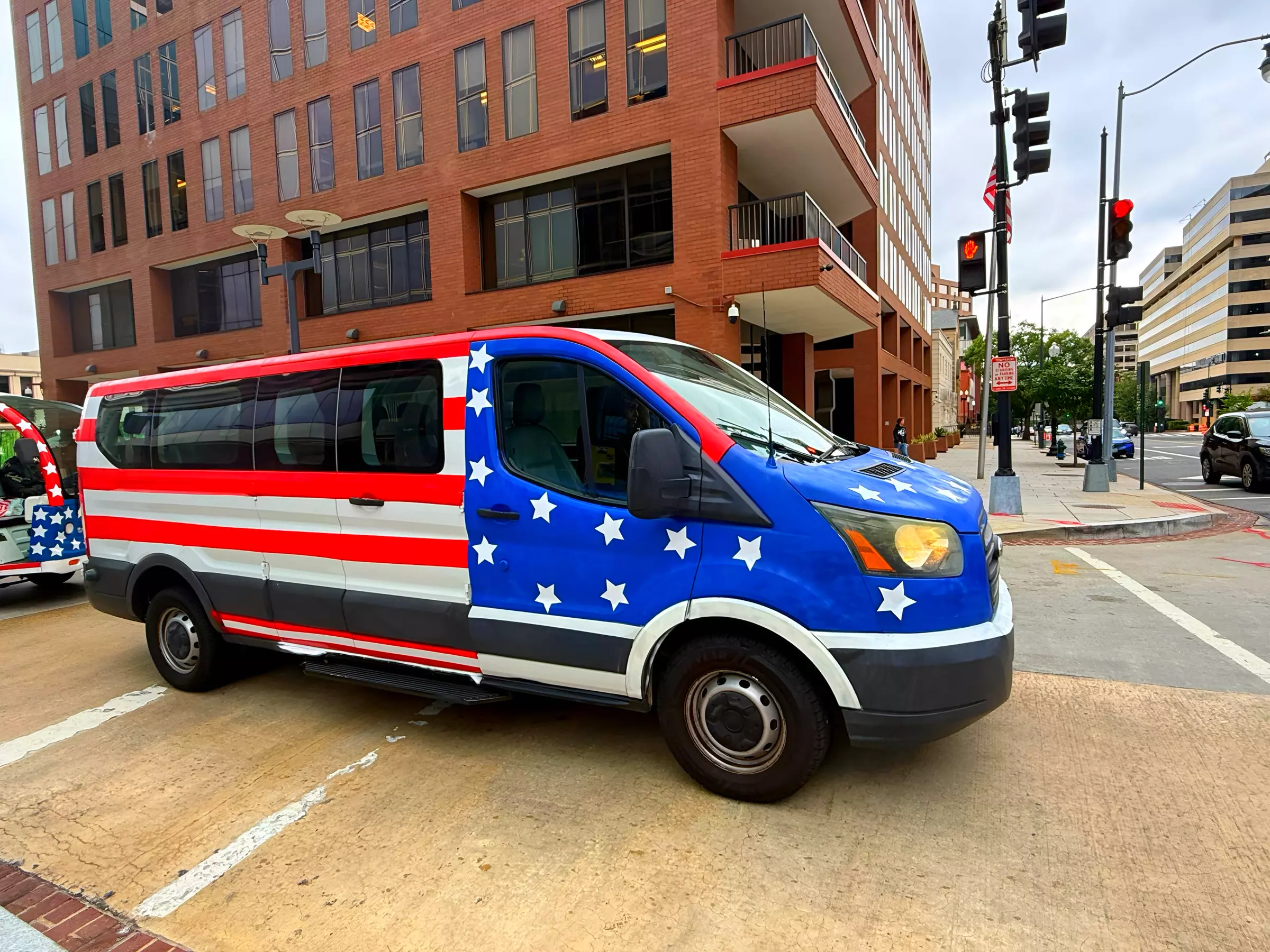 Luxurious, Semi-Private Washington DC Guided Tour by E-Cart or Minibus