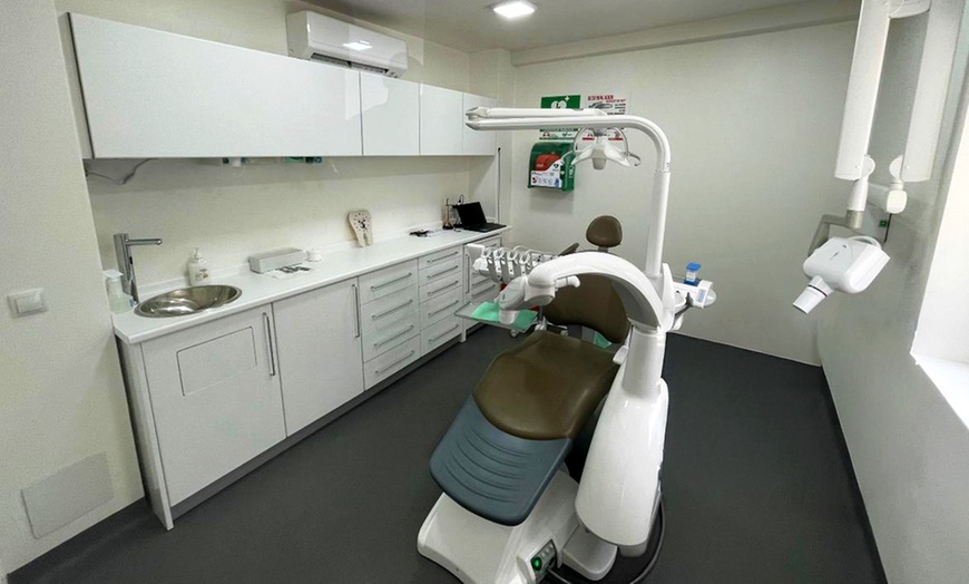 Image 6: Limpieza bucal con revisión y opción a limpieza de 2 o 4 cuadrantes