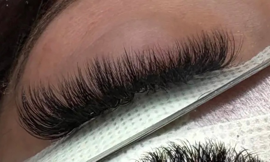 Image 3: Extension de cils, pose cils à cils ou volume russe