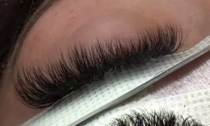 Extension de cils, pose cils à cils ou volume russe