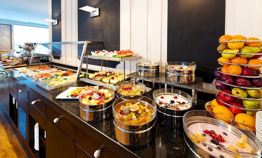 Image 1: Frühstücksbuffet inkl. 1 Glas Sekt für 2 oder 4 Personen