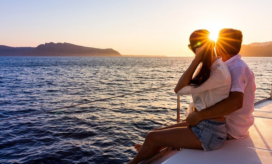 Image 4: Excursión de 2 horas en catamarán al atardecer con cena y copa de cava