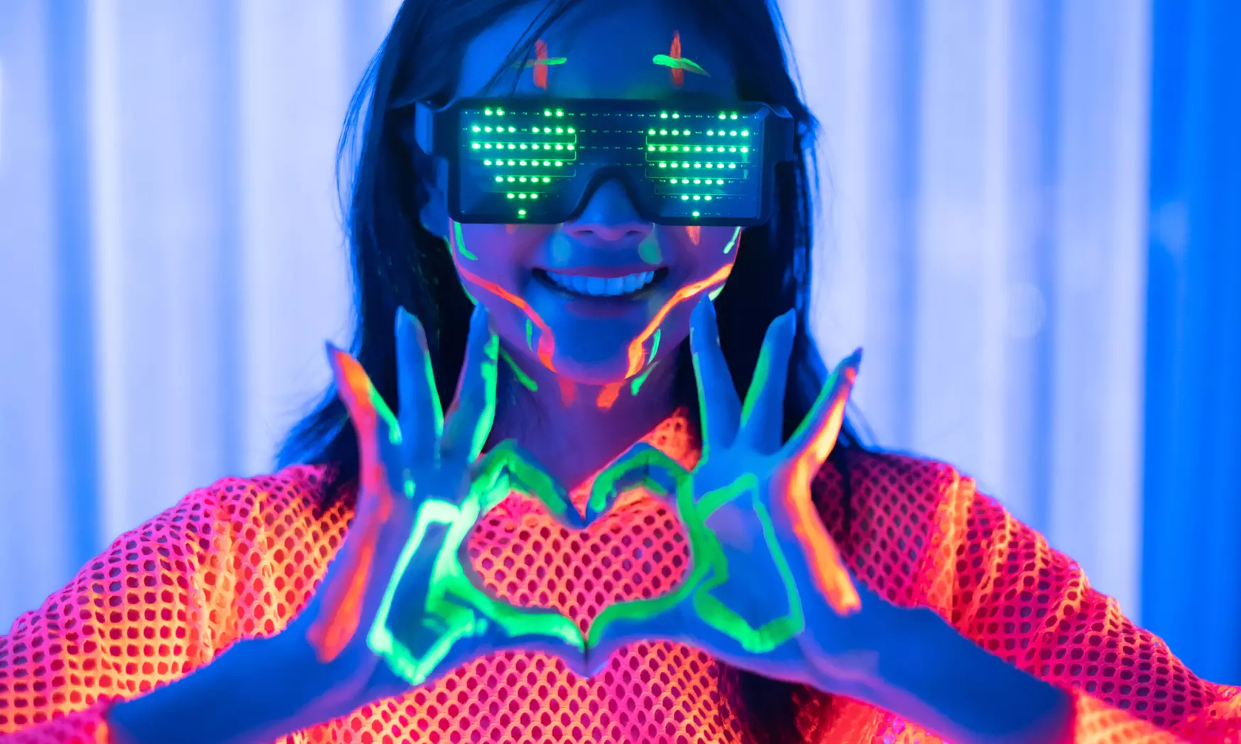 Taller de pintura Neon con vino ilimitado para 1 o 2 personas