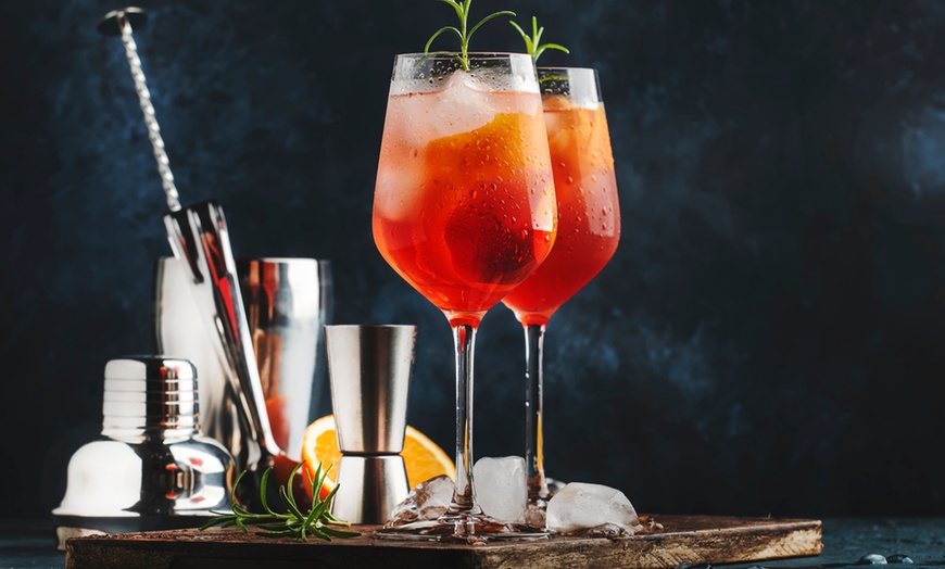 Image 5: Kleurrijke cocktails en warme bitterballen op een gezellige toplocatie