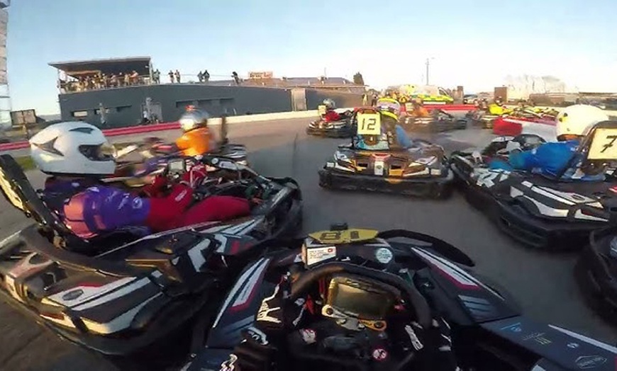 Image 5: 2 tandas de 8 minutos en kart individual para 1 o 2 adultos