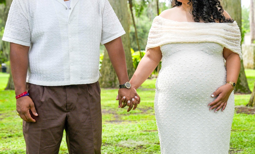 Image 5: 30 or 60-Min Outdoor Photo Shoot for Family, Engagement & More