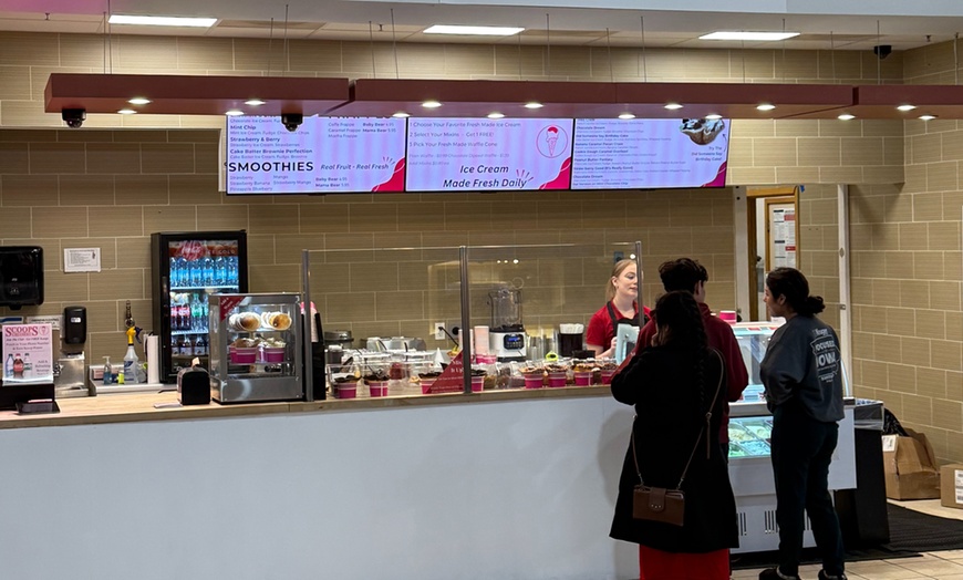 Image 3: Ice Cream Experience for 2 or 4 People With Waffle Cones 