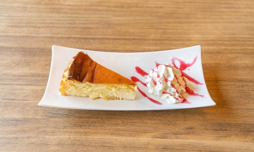 Image 20: Menú venezolano de arepas o parrillada a elegir para 2 o 4 personas