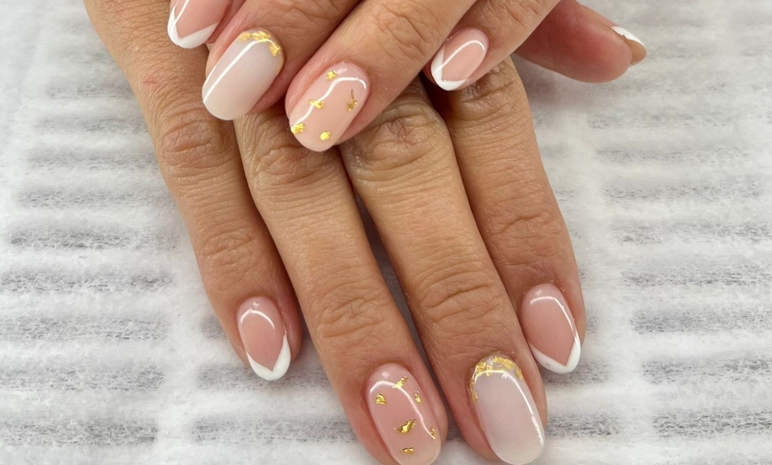 Image 1: Manicura, pedicura o uñas gel con esmaltado clásico o semipermanente 