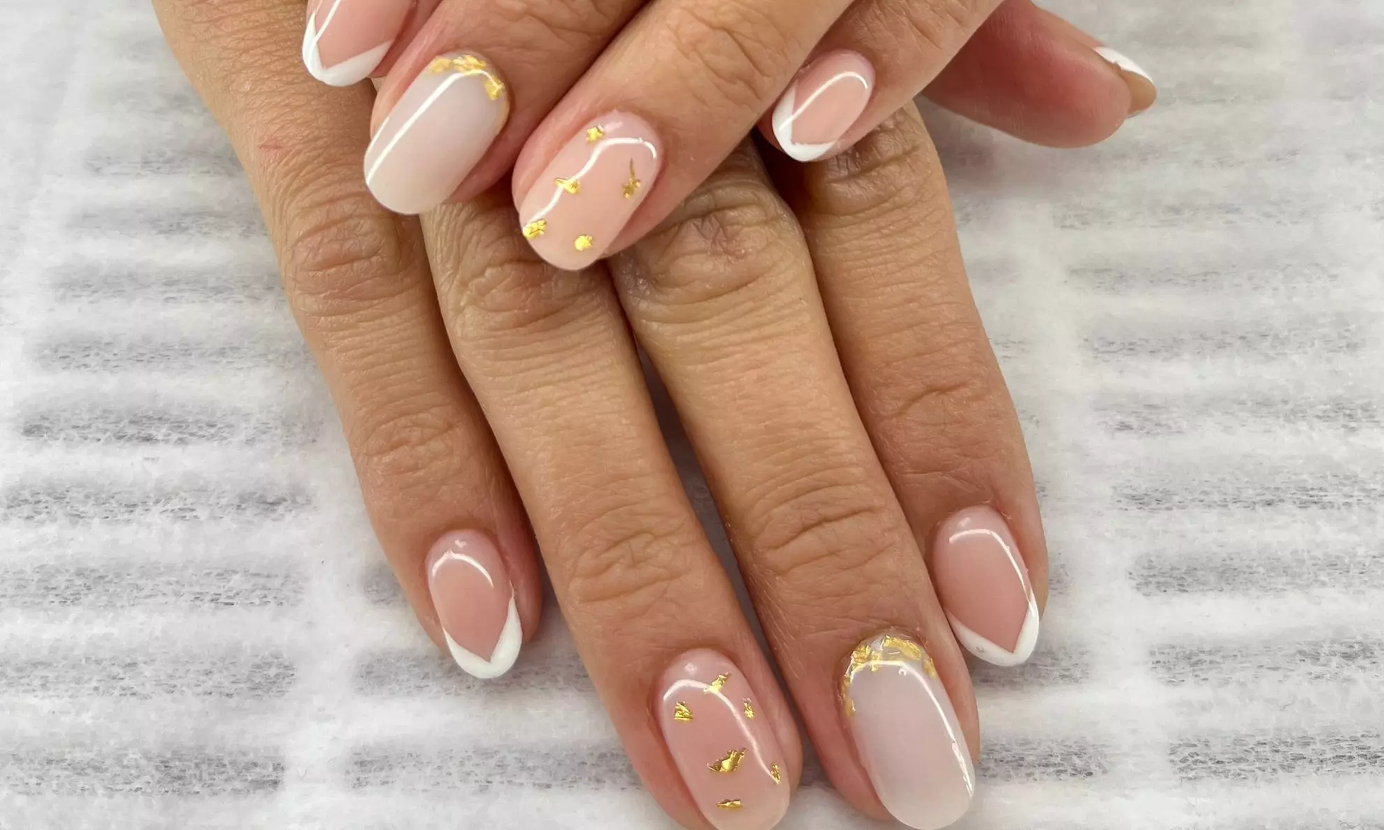 Manicura, pedicura o uñas gel con esmaltado clásico o semipermanente