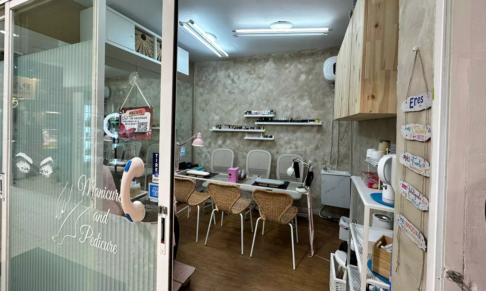 Cejas impecables con laminado, depilación con hilo y tinte con henna