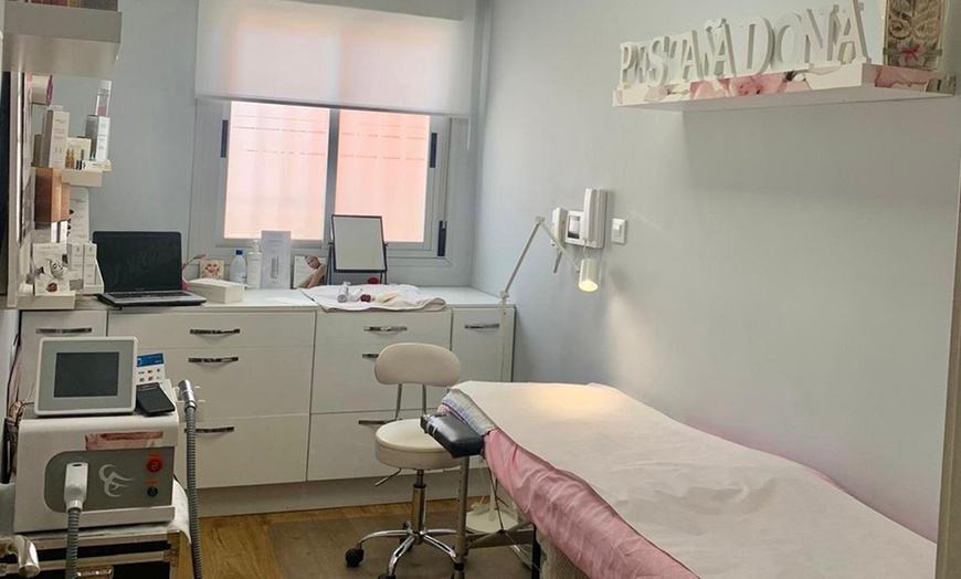 Image 4: 1 o 2 sesiones de exosomas con dermapen en 2 fases en rostro completo