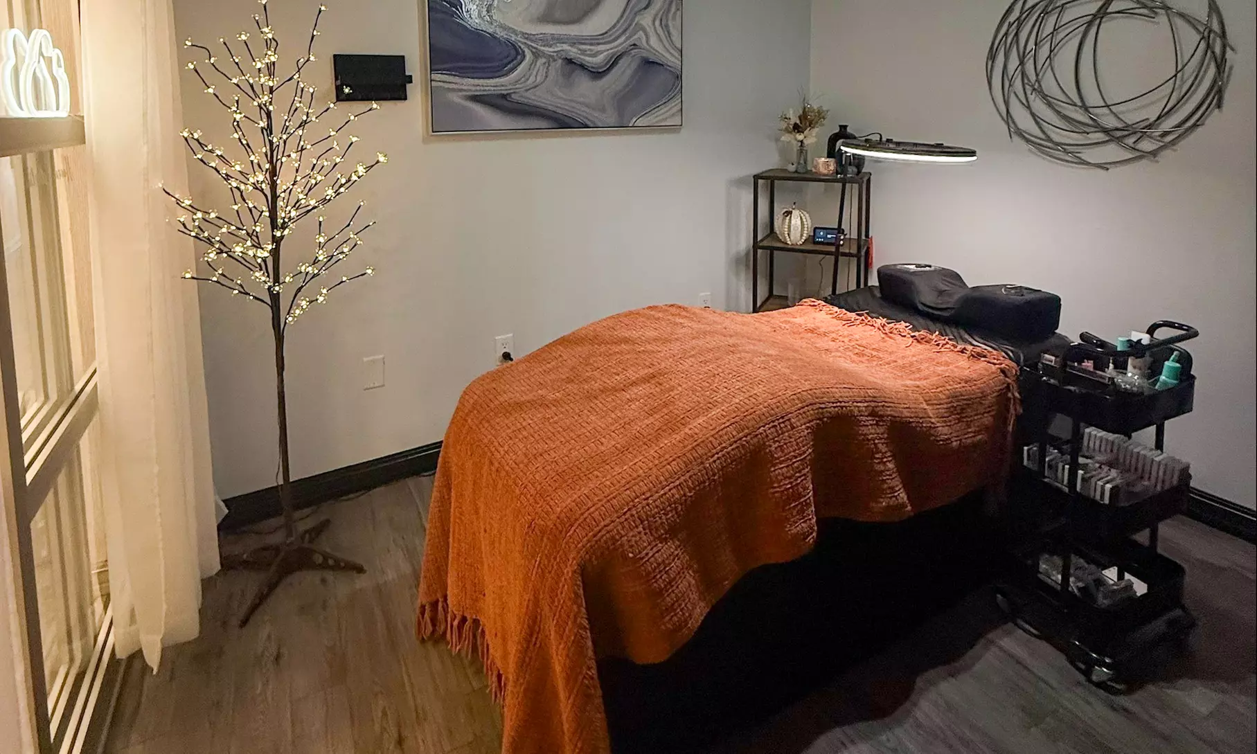 1 or 2 Full Sets Hybrid (90-Min) / Volume (120-Min) Eyelash Extensions