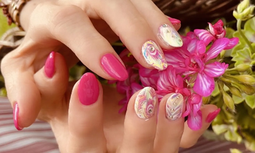 Image 5: Maniküre, opt. mit Shellack, oder Modellage mit/ohne Verlängerung