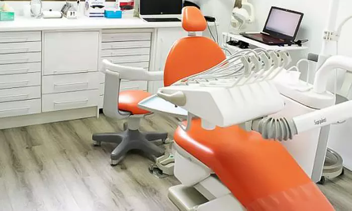 Limpieza dental con opción a 1 o 2 sesiones de blanqueamiento led desde 12,95 € en Clínica Dental Galea - Second Medium