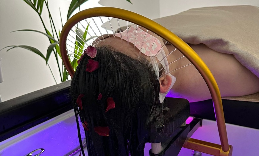 Image 1: Geniet van een diepe hoofdhuidverzorging met een luxe Head Spa van 60 minuten, alleen of samen met 50% korting