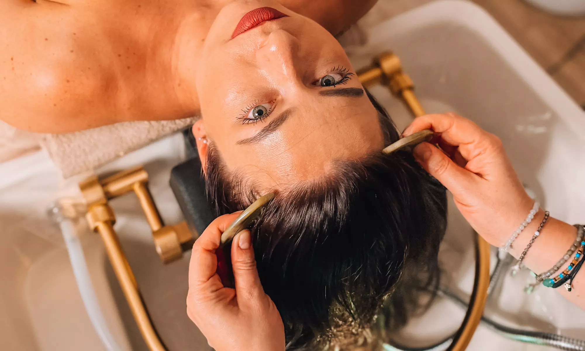 Głębokie odprężenie z rytuałem Head Spa – masaż, aromaterapia i więcej