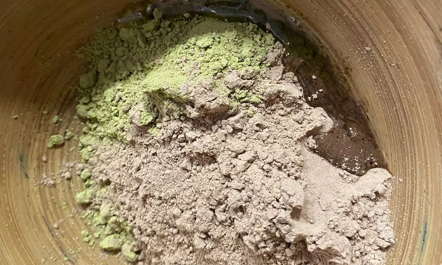 Sesión de peluquería con coloración con barros en raíz, lavado y corte