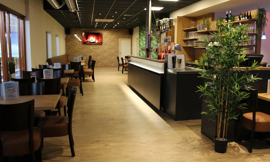 Image 5: Strike Up Fun: 2 Std. Bowling inkl. Nachos für bis zu 7 Personen