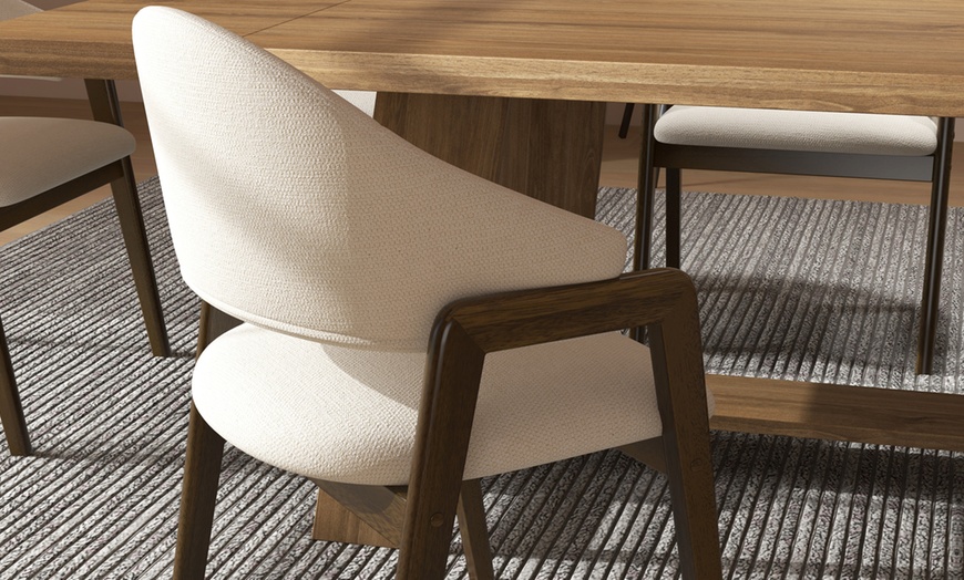 Image 18: Sillas de comedor tapizadas con patas de madera Woolden, de Doosense