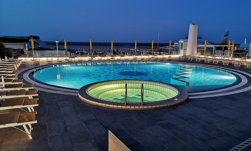 Image 12: Cesenatico: camera vista mare con trattamento a scelta e Spa