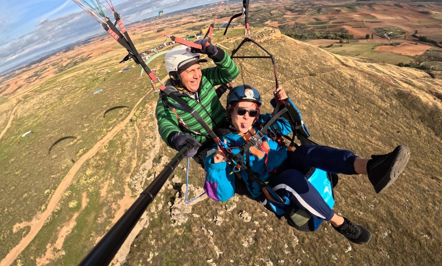 Image 1: Vuelo biplaza en parapente con profesional para 1 o 2 personas 