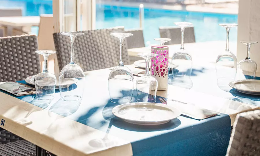 Menú mediterráneo para 2 o 4 con entrante, principal, postre y bebida