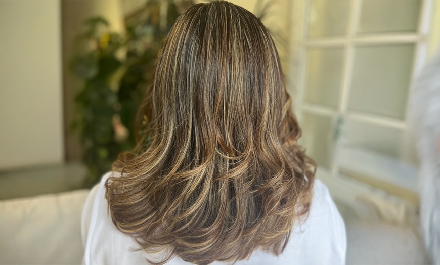 Image 5: Sesión de peluquería completa con opción a corte y tinte base para 1 