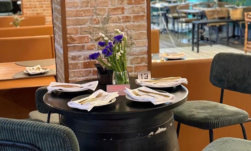 Image 8: Menú completo con platos típicos españoles para 2 o 4 personas