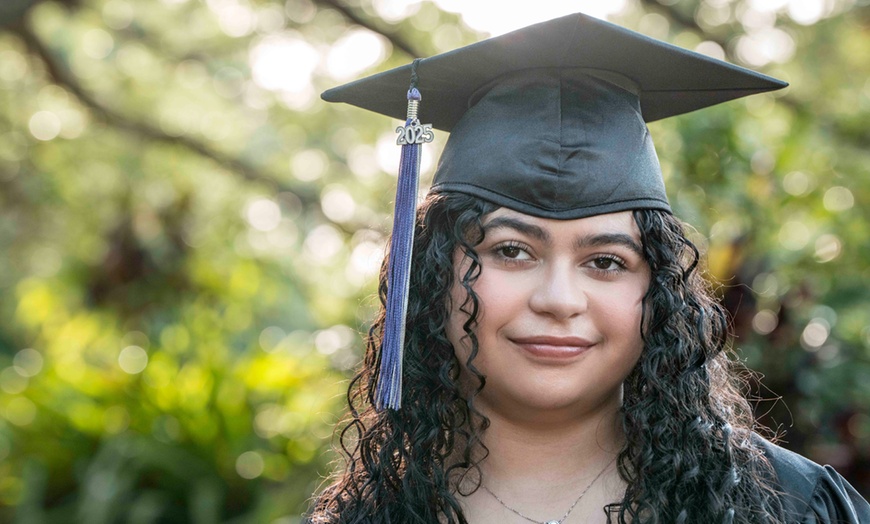 Image 2: 30 or 60-Min Outdoor Photo Shoot for Family, Engagement & More