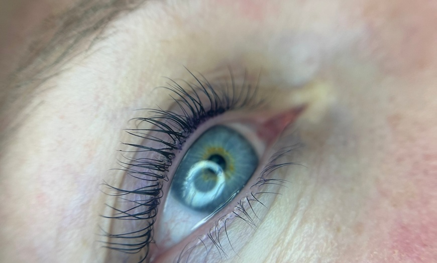 Image 7: Rehaussement de cils et brow lift
