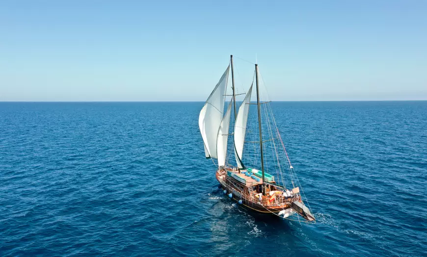 Image 7: Paseo en barco de madera con snacks y bebidas para 1 o 2 personas