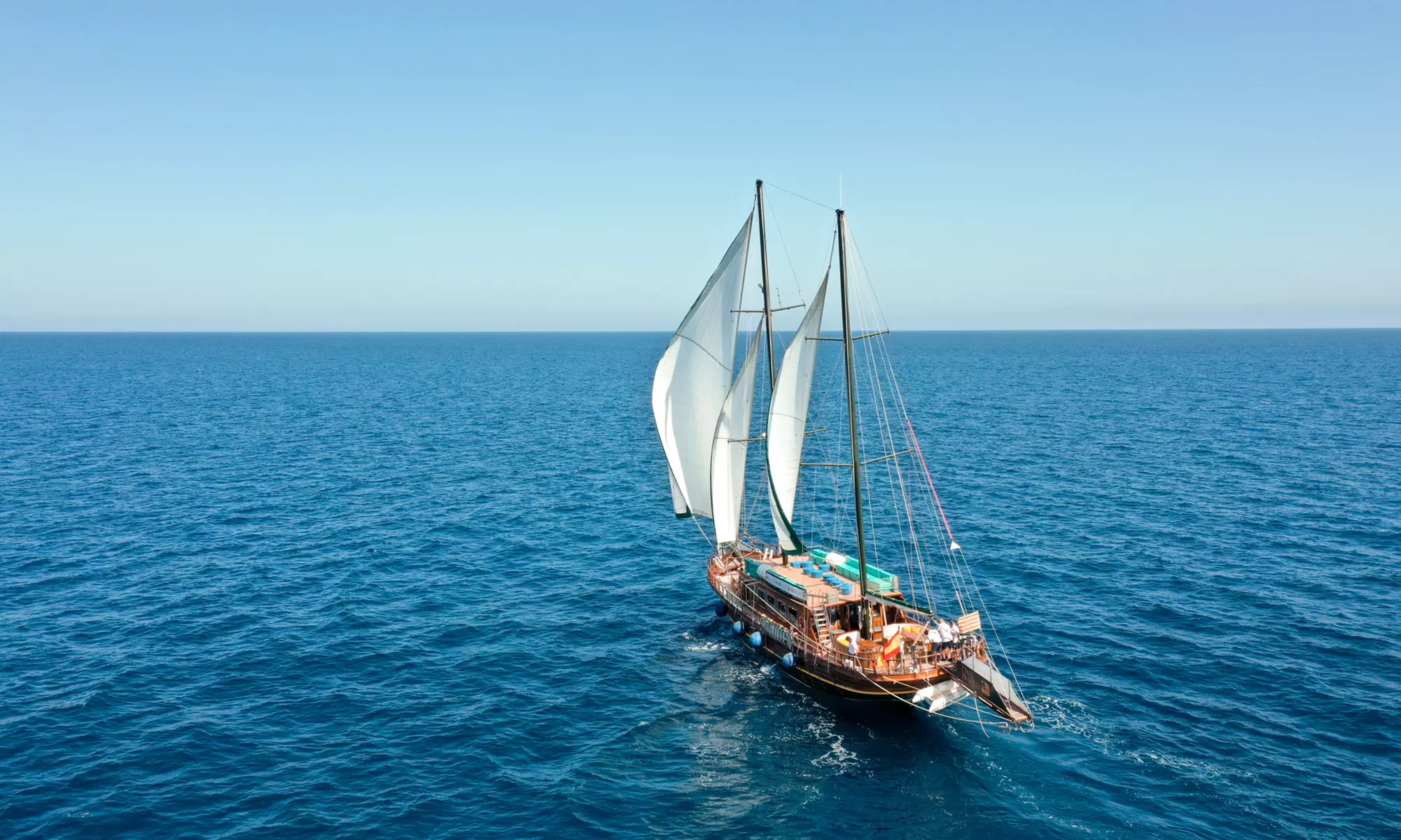 Paseo en barco de madera con snacks y bebidas para 1 o 2 personas
