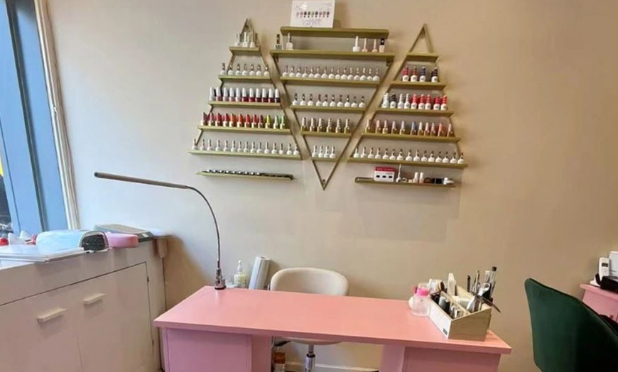 Image 4: Soins complets pour ongles : douceur et élégance au bout des doigts
