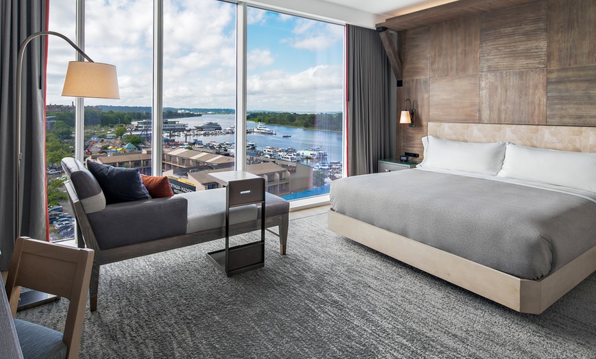 Image 2: Boutique Hotel with Stunning Potomac Views and Central Location