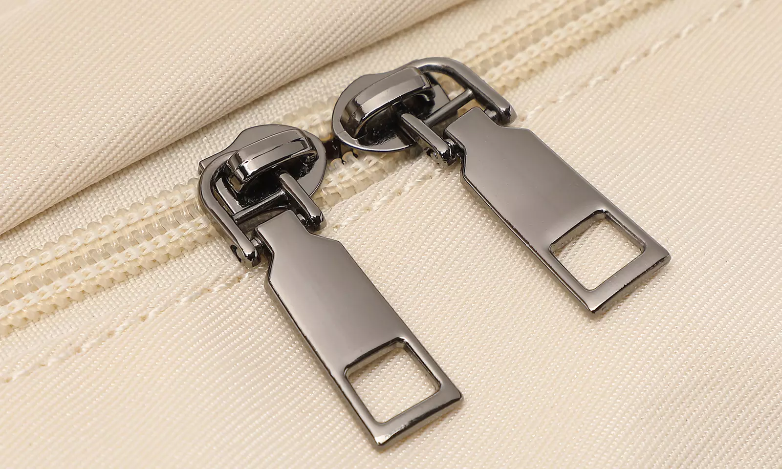 Mochila de viaje hecha de tejido impermeable espaciosa y versátil