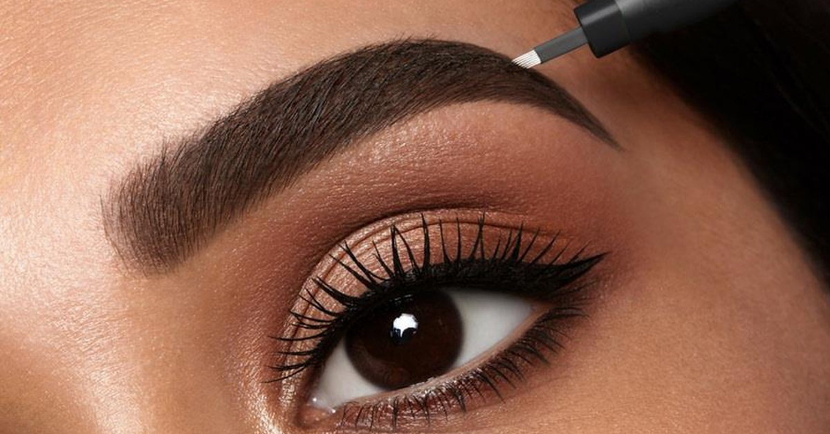 Sesión de micropigmentación de cejas, labios o eyeliner superior en Barcelona