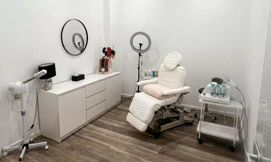 Kosmetische Fußpflege mit Fußbad, Nagellack/Shellac und Fuß-Massage