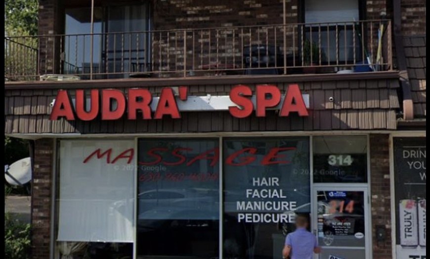 Image 5: Relax Yourself with a 45 Minute Deep Tissue Couples Massage 