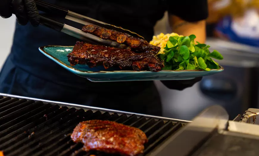 Image 1: Bon Bini! Caribische spareribs met saus, friet en drankje